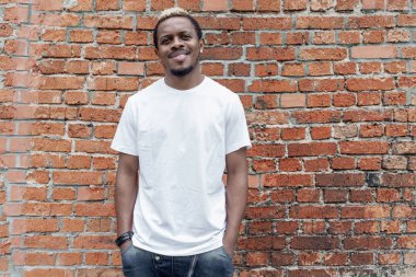 Arka plan koyu tenli adam boş kartvizit gösterilen Kırmızı tuğla.