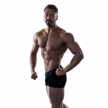 Acımasız güçlü vücut geliştirmeci atletik erkek beyaz arka plan üzerinde poz.