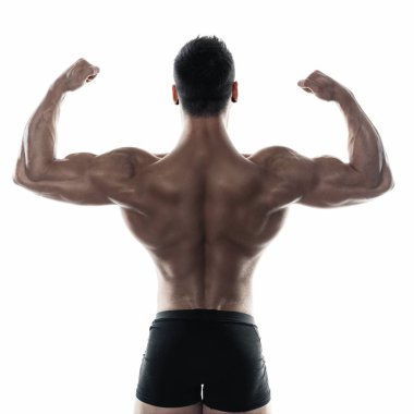 Acımasız güçlü vücut geliştirmeci atletik erkek beyaz arka plan üzerinde poz.