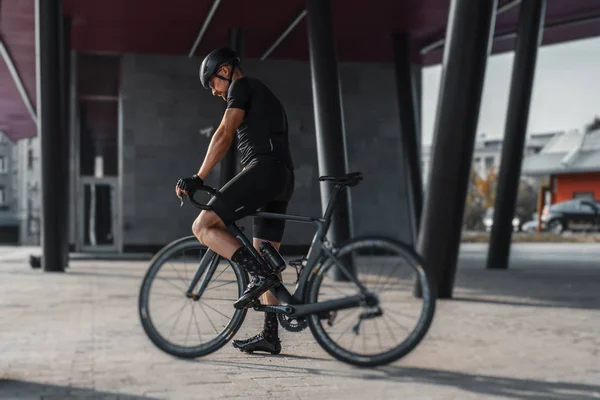 스포츠맨 승마 자전거 도시 다리 안쪽 현대 건물 옆. — 스톡 사진