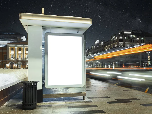 Parada de autobús en la noche de la ciudad con cartel blanco iluminado en blanco . —  Fotos de Stock