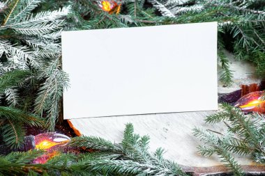 Noel ağacı dalları, yeni yıl dekorasyon ve garland boş zarf.