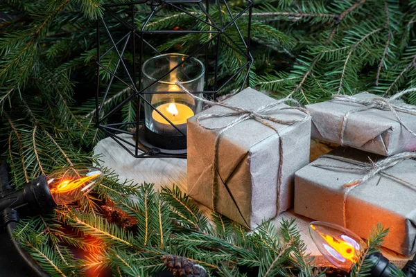 Caixas de presente de Natal com galhos de árvore de Natal e decoração e guirlanda . — Fotografia de Stock