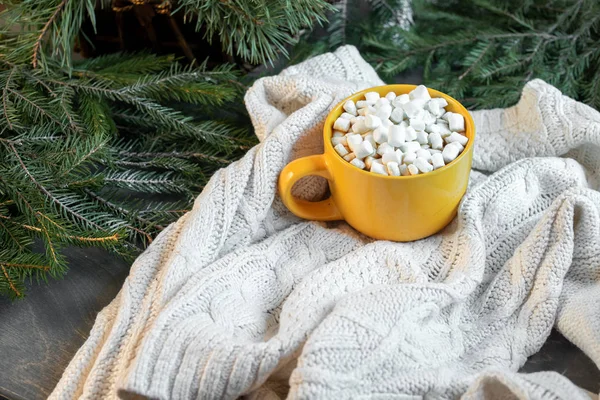 Cup of cacao with Marshmallows on christmas tree and sweater background. — Stock Photo, Image