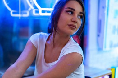 Kafede Asya mutfağının oldukça esmer kadının kapatın. Bir kenara seyir ve gülümseyen kadın.