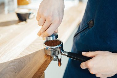 Bir espresso kahve yapma portafilter ve kahve holding Barista eller kurcalamak.