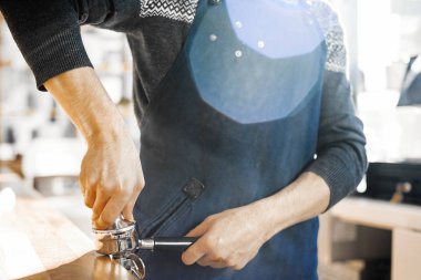 Barista değiştirilmeye ve piston veya espresso yapma portafilter, yakın çekim.