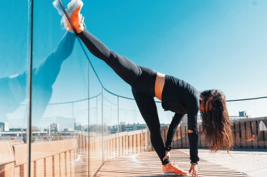 Germe ve kentsel ortamda açık havada egzersiz fitness kadın.