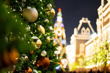 Noel ağacı oyuncaklar ve yeni yıl adil şubelerinde garland ışıkları.