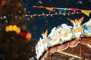 Yeni yıl veya Noel akşam adil atlıkarınca. Aile kutlama ve mutluluk kavramı.