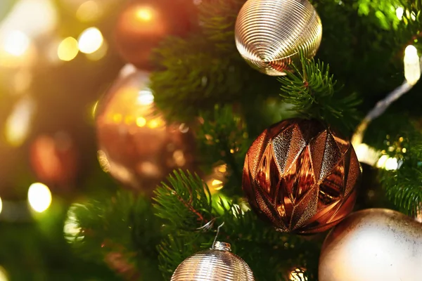 Şık yılbaşı ağacı oyuncaklar yakın çekim ve dalları ışıkları çelenk.