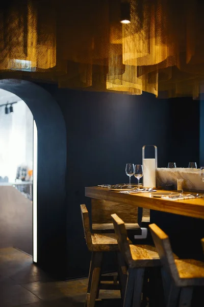 食器、テーブル、椅子、ブロンズのシャンデリアで高級レストランのインテリア. — ストック写真