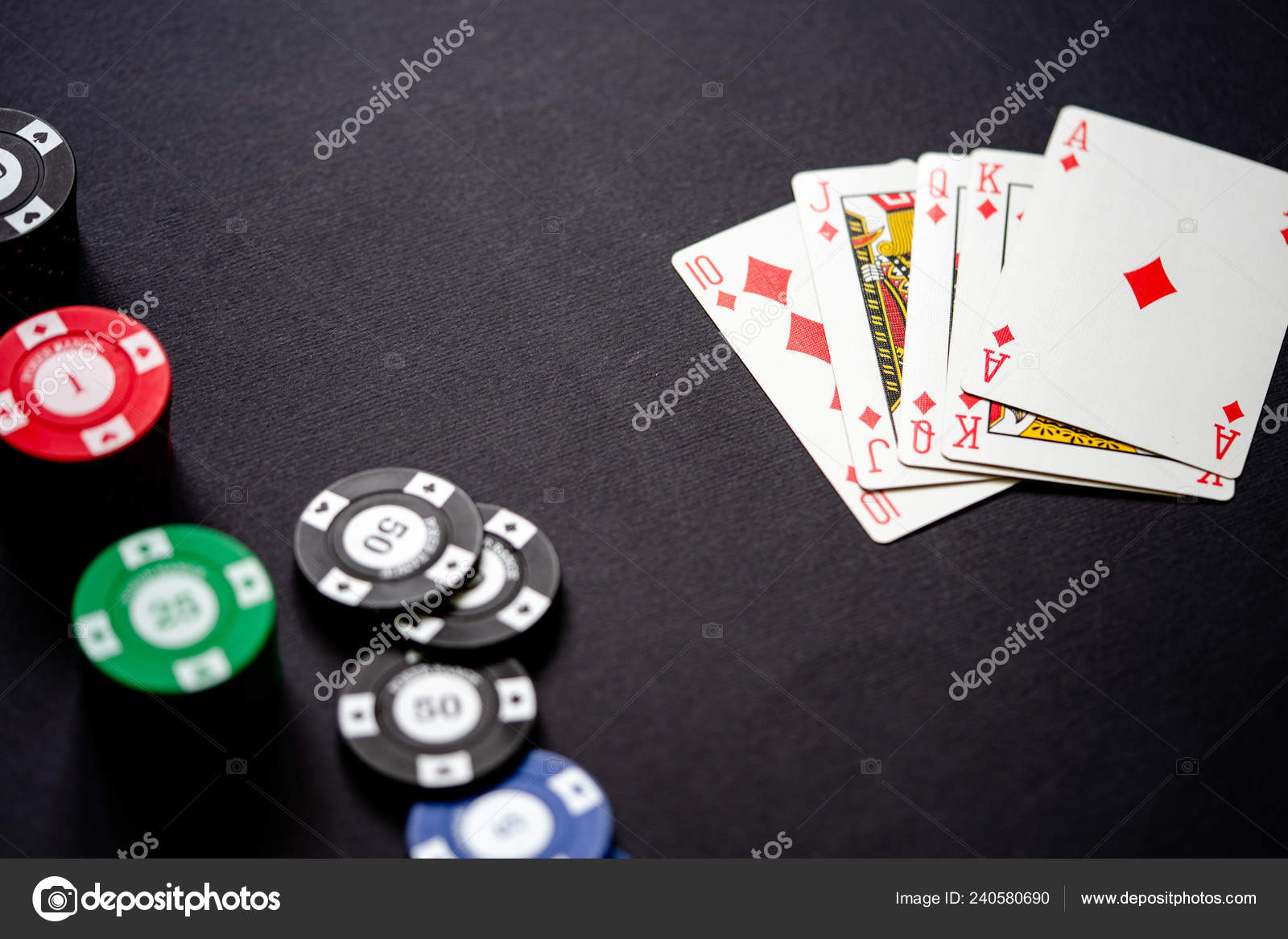 Chips De Cassino, Cartas De Jogo E Cartão De Visita Em Fundo Preto  Minimalista. Jogo De Cassino. Casino Online. Conceito De Jogo, Aplicativo  Móvel De Poker. Tema Do Jogo De Poker. Flash