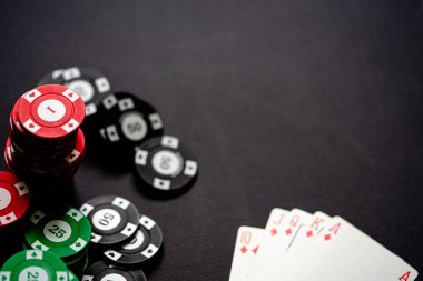 Casino fişi ve iskambil minimalist siyah arka plan üzerine. Casino oyunu. Online casino. Kumar kavramı, poker mobil uygulama Poker oyun tema. Royal flash.