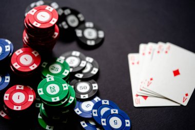 Casino fişi ve iskambil minimalist siyah arka plan üzerine. Casino oyunu. Online casino. Kumar kavramı, poker mobil uygulama Poker oyun tema. Royal flash.