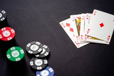 Casino fişi ve iskambil minimalist siyah arka plan üzerine. Casino oyunu. Online casino. Kumar kavramı, poker mobil uygulama Poker oyun tema. Royal flash.