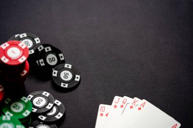 Casino fişi ve iskambil minimalist siyah arka plan üzerine. Casino oyunu. Online casino. Kumar kavramı, poker mobil uygulama Poker oyun tema. Royal flash.