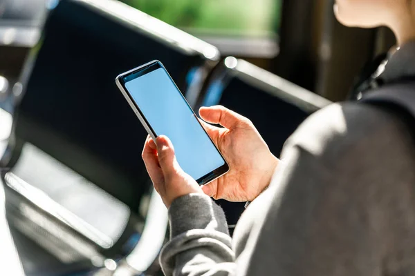 Närbild Mobiltelefon Med Vit Blank Skärm Ung Kvinna Hand Kopiera — Stockfoto