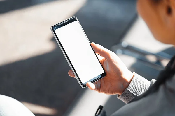 Närbild Mobiltelefon Med Vit Blank Skärm Ung Kvinna Hand Kopiera — Stockfoto