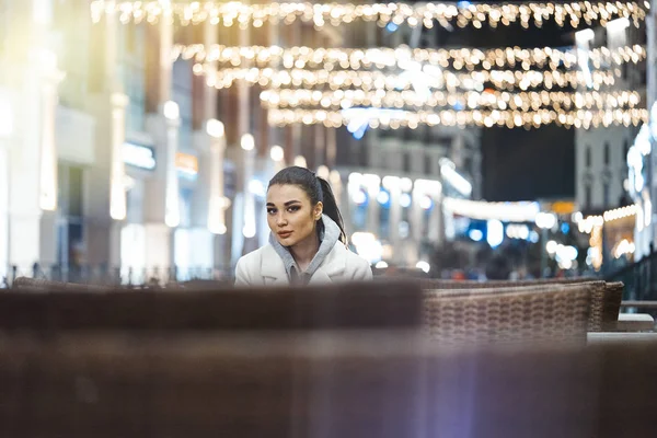 Bella Donna Bruna Seduta Caffè Strada Inverno Luce Della Ghirlanda — Foto Stock