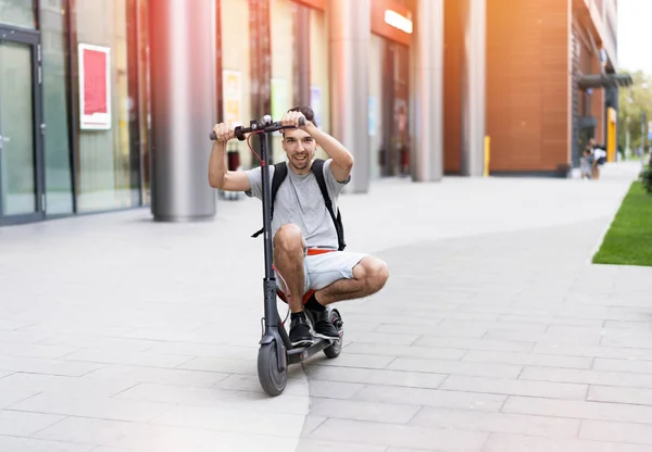 Atractivo Joven Montando Patinete Scooter Contemporáneo Fondo Del Paisaje Urbano —  Fotos de Stock