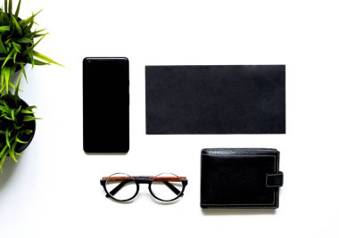 Flatlay siyah m-cüzdan, boş siyah zarf, cep telefonu, beyaz arka plan üzerinde gözlük. Üstten Görünüm. iş ödemeler kavramı.