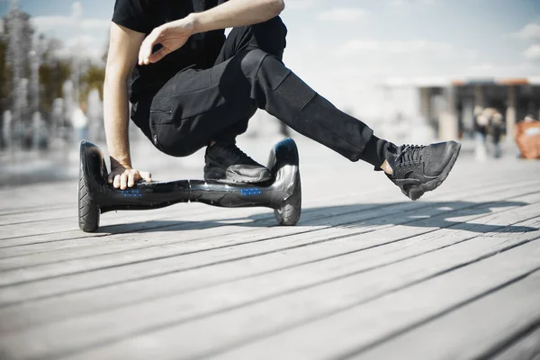 Mann Reitet Hoverboard Park Nahaufnahme Eines Selbstbalancierenden Elektro Skateboards Mit — Stockfoto