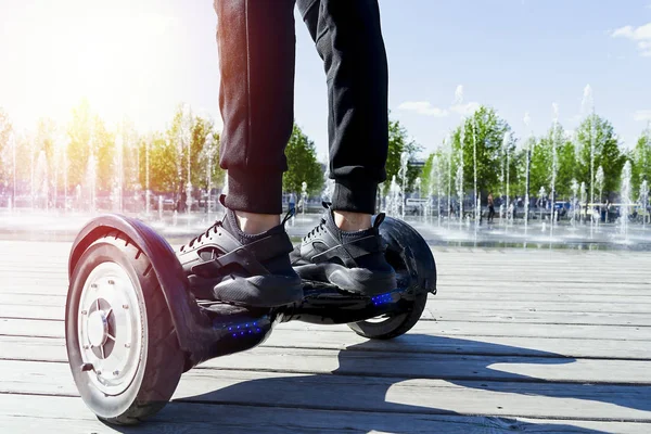 Hombre Montando Hoverboard Parque Primer Plano Monopatín Eléctrico Equilibrio Del —  Fotos de Stock