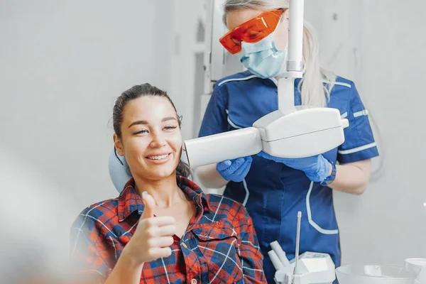 Zbliżenie Klient Kobieta Uśmiechając Się Wyświetlany Kciuk Podczas Dentysta Niebieski — Zdjęcie stockowe