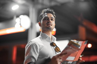 Modern şık platformda metro ya da metro tren için beklerken onun harita kontrol cazip iş adamı. İyi şehir gezinti kavramı. Doğru ve doğru yönde arama.