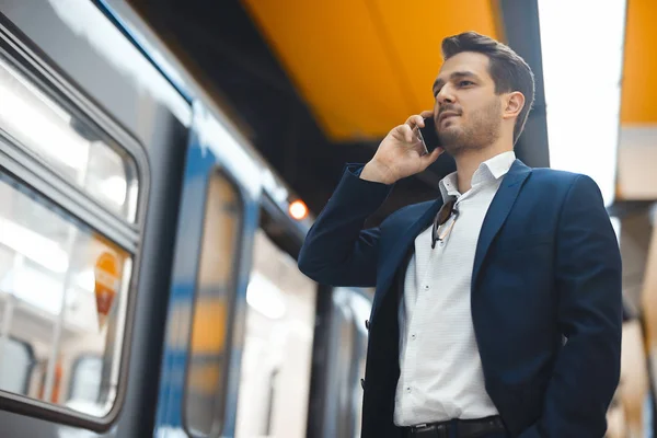 Młody Atrakcyjny Biznesmen Rozmawia Przez Telefon Komórkowy Podczas Oczekiwania Pociąg — Zdjęcie stockowe