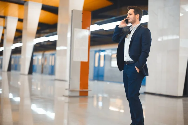 Jovem Empresário Atraente Falando Por Telefone Celular Enquanto Espera Por — Fotografia de Stock