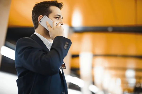 Jovem Empresário Atraente Falando Por Telefone Celular Enquanto Espera Por — Fotografia de Stock