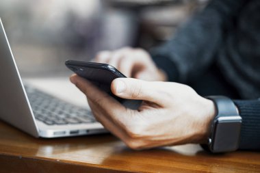 Adam el modern elektronik saatler ve modern kafe içinde laptop ile yakın çekim.