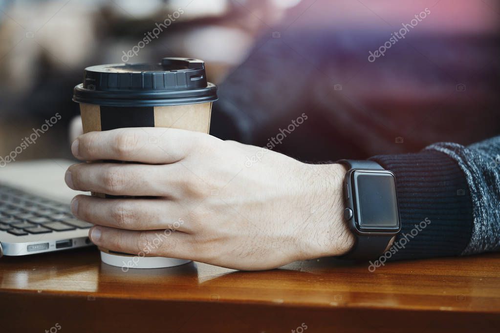 Primo piano delle mani dell'uomo con moderni orologi elettronici e