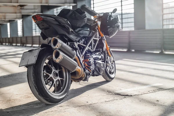 Close-up de motocicleta de alta potência no fundo urbano no estacionamento . — Fotografia de Stock