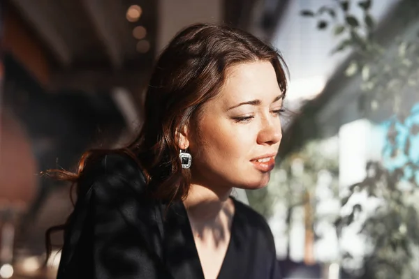 Primo piano di attraente giovane donna durante la pausa pranzo guardando da parte . — Foto Stock