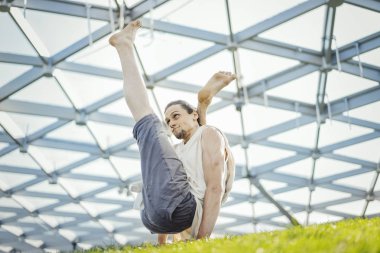 Yoga uygulamak ve açık havada kadar ısınma çekici atletik insanın yakın çekim.