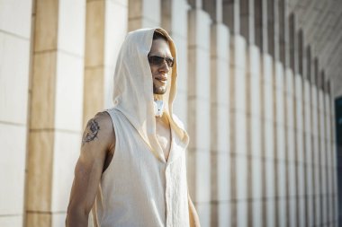 Pratik yoga maces modern Park'ta açık havada ile çekici atletik erkek.