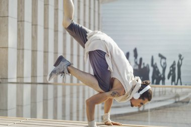 Pratik yoga maces modern Park'ta açık havada ile çekici atletik erkek.