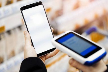 Hareket eden telefon boş ekran tarama barkod okuyucu yakın çekim.