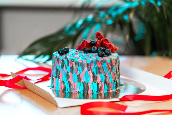 Close up of cake with multicoloured cream and berries. Cake as easel. — Stock Photo, Image