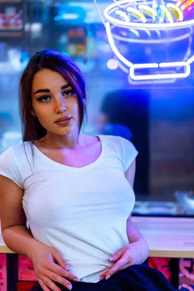 Asya mutfağının kafede güzel esmer kadın yakın.