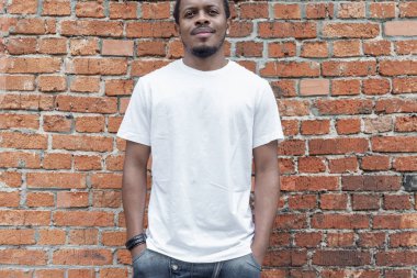 Arka plan koyu tenli adam boş kartvizit gösterilen Kırmızı tuğla.