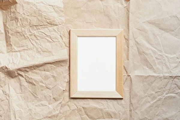 Plano de marco de fotos de madera en blanco sobre fondo de papel artesanal . —  Fotos de Stock