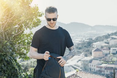 Avrupa kökenli sırt çantası taşıyan yakışıklı bir delikanlı..