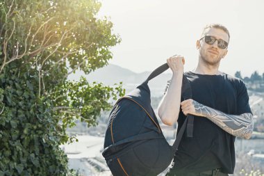 Genç ve yakışıklı bir adam Avrupa 'da sırt çantası alıyor..