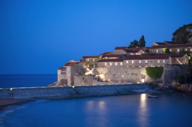 Budva, Karadağ'daki Sveti Stefan adası. Gece vakti. Güzel panoramik manzara.