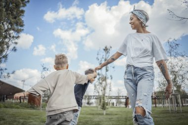 Etrafında dönen, oğulları Park ile döne döne Genç Sarışın Anne.