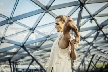 Pratik yoga cam kubbe altında modern Park atletik insanın yakın çekim.